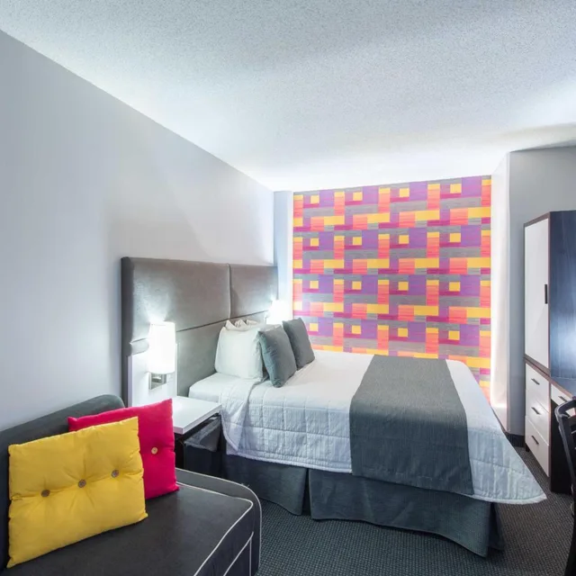غرفة ركنية بسرير كوين مع أريكة، Travelodge Hotel By Wyndham Montreal Centre 9/10