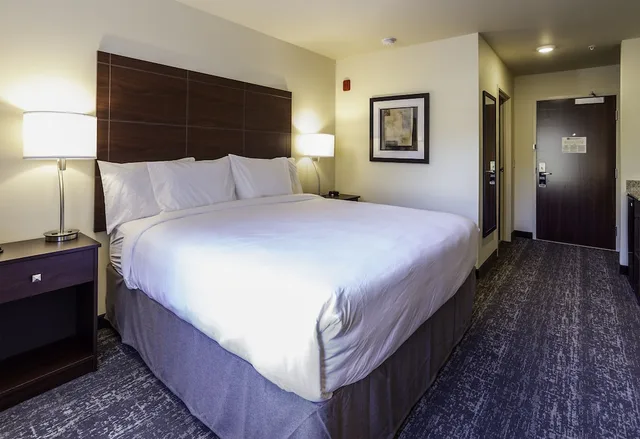 غرفة بسرير كينج، Cobblestone Inn & Suites - Brookville 1/3