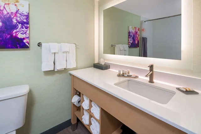غرفة بسرير كينج، La Quinta Inn & Suites by Wyndham Orange County Airport 4/7