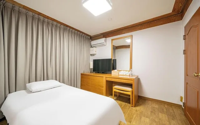 غرفة بريميوم بسرير كوين وسرير فردي، Miju Hotel 1/5