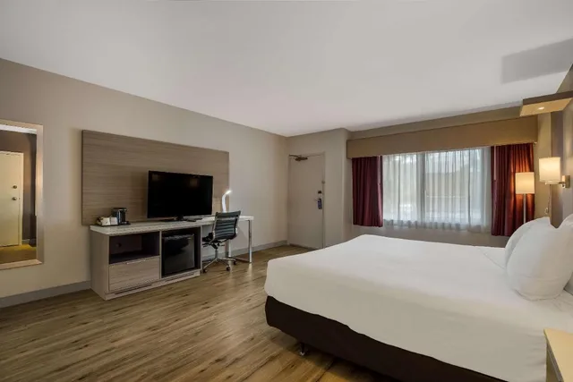 Room, King Bed, Freeway Side, Accessible، Best Western Diamond Bar Hotel & Suites 2/4