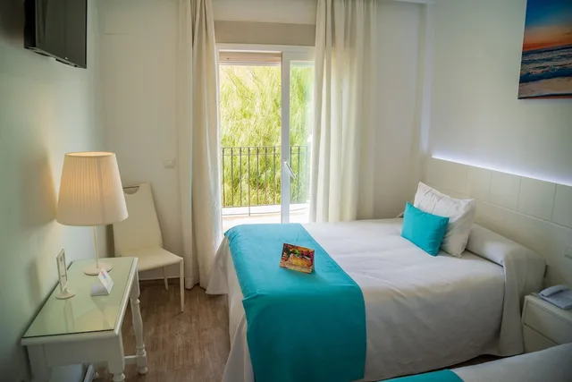 غرفة بسريرين منفصلين بشرفة، Hotel Romerito 5/9