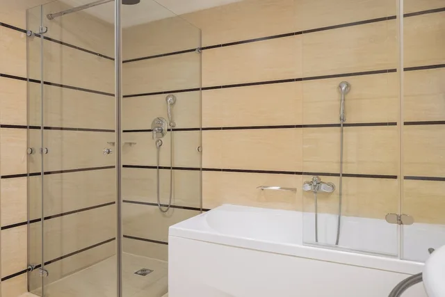 جناح بإطلالة على البحر بشرفة بغرفتي نوم، Le Meridien Lav 8/8