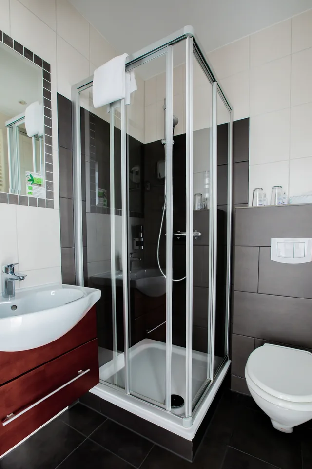 غرفة عائلية رباعية بسرير كوين مع أريكة، Hotel Das Kronprinz 2/2