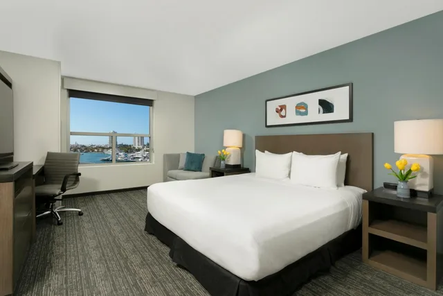 Room, King Bed, Bay View, Den, Accessible، Hyatt House San Juan 3/6
