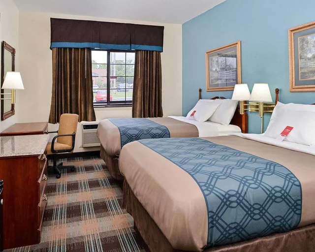 غرفة بسريرين مزدوجين، Econo Lodge Inn and Suites Shelbyville 1/3