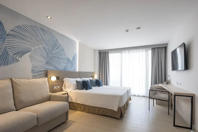 غرفة ثلاثية بسريرين منفصلين مع أريكة، Ar Diamante Beach 3/6