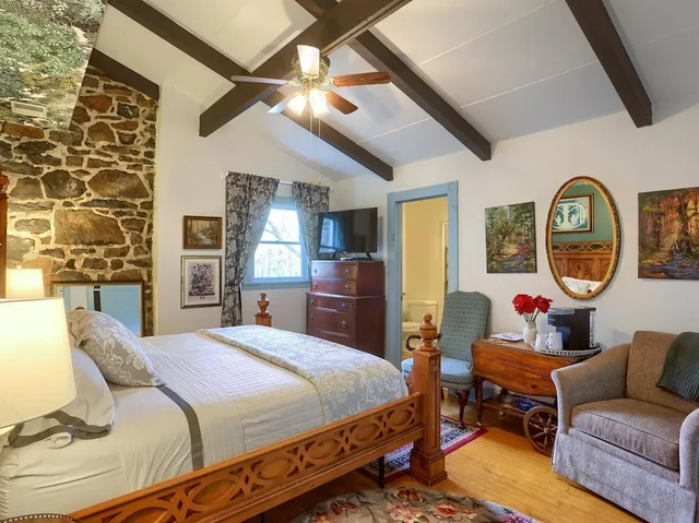 Woods, Penthouse, King Bed، Battlefield Bed &amp; Breakfast Inn 2/10