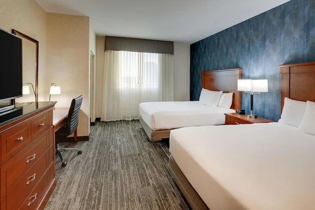 جناح بسريرين كوين بغرفتين مع أريكة بحوض استحمام لذوي الإعاقة، Drury Inn Suites Denver Westminster 2/3