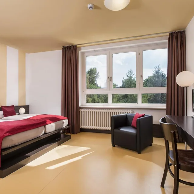 غرفة بسرير مزدوج بإطلالة على الحديقة، TOP EMBRACE Hotel Grenzfal 1/4