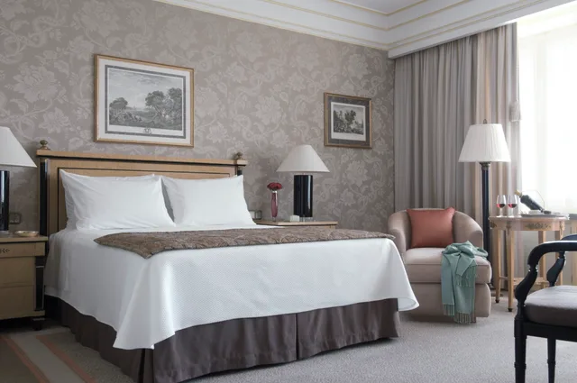 غرفة سوبيريور بسرير كينج بإطلالة على المدينة، Four Seasons Hotel Ritz Lisbon 1/1