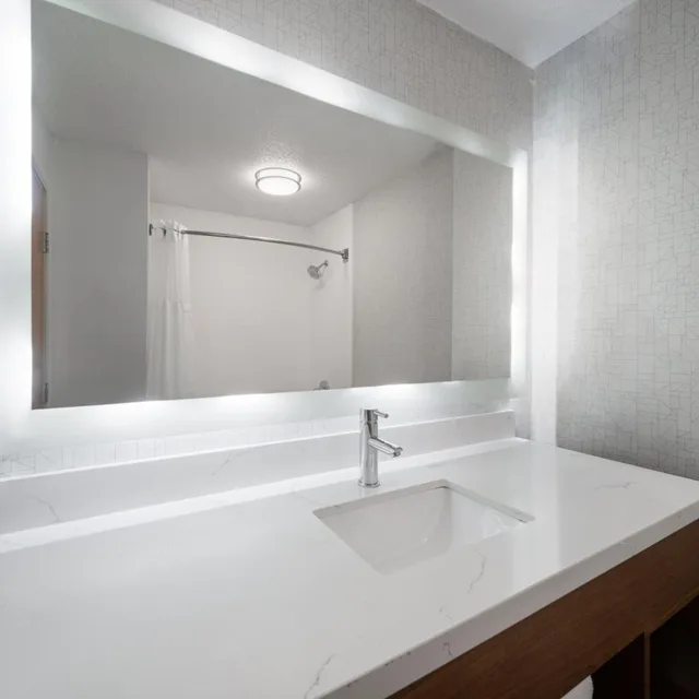 غرفة قياسية بسرير كوين مع أريكة، Holiday Inn Express Charlotte West - Gastonia, an IHG Hotel 7/7