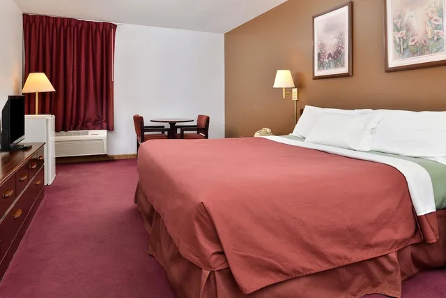 غرفة بسرير كينج للمدخنين، Americas Best Value Inn Beardstown 1/3