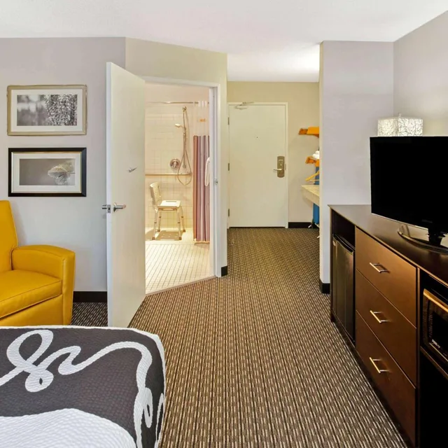 غرفة تنفيذية بسرير كينج، La Quinta Inn Suites By Wyndham Milwaukee Delafield 3/5