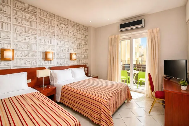 غرفة ثلاثية، Life Hotel 2/3