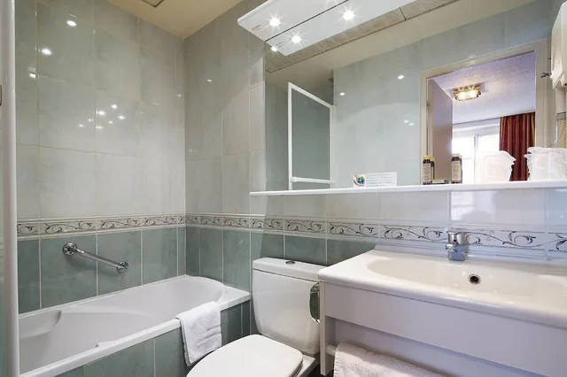 غرفة رباعية بسريرين مزدوجين، Hôtel Terminus Lyon 5/5