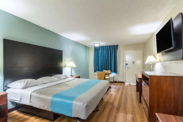 1 King Bed - Non-Smoking, Mini Fridge، Motel6 Kenly, NC 1/9