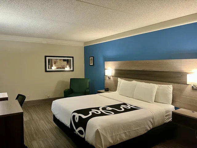 غرفة ديلوكس بسرير كينج، Ramada by Wyndham Westminster Denver 3/7