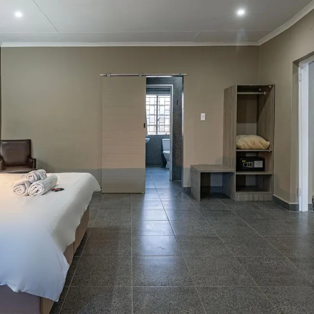 غرفة بسريرين منفصلين بحمام خاص، Calvinia Hotel by Country Hotels 7/7