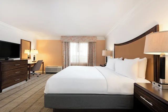 غرفة بريميوم بسرير كينج، Holiday Inn Ft. Lauderdale-Airport 1/3