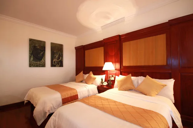غرفة سوبيريور عائلية بسرير كينج وسريرين منفصلين بإطلالة على المدينة، Empress Angkor Resort Spa 3/10