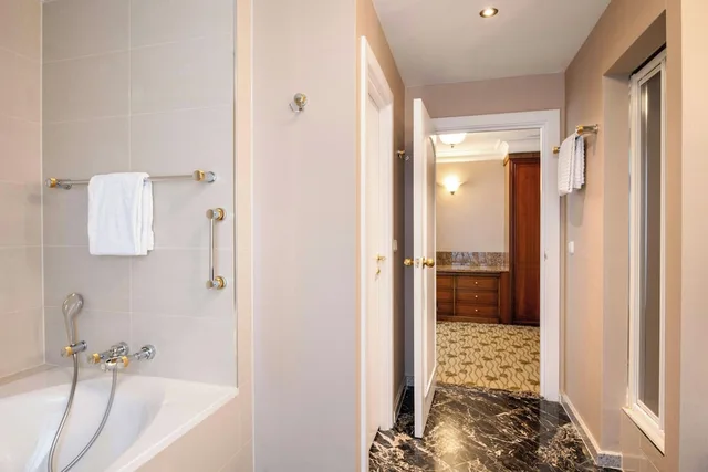 Executive, Suite, King Bed, Renaissance Brussels Hotel 4/6