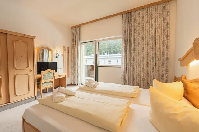 جناح تقليدي بسريرين كينج وسرير فردي بشرفة بغرفتي نوم، Gruberhof Hotel 3/10