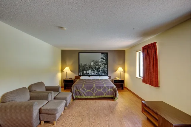 جناح بسرير كينج، Super 8 by Wyndham Zanesville. 1/2