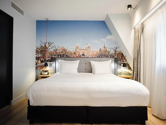 جناح سيغنتشر بسرير كينج بإطلالة على المدينة مع أريكة، Swissotel Amsterdam 2/2