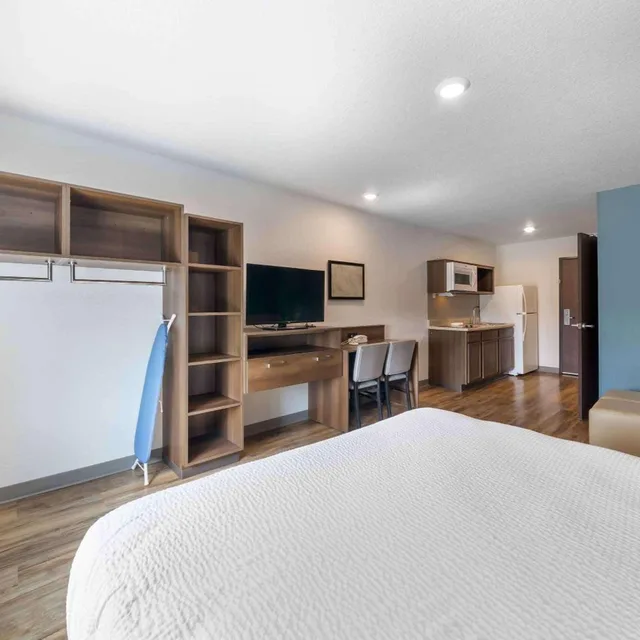 غرفة قياسية بسرير كوين، WoodSpring Suites Deerfield Beach 2/7