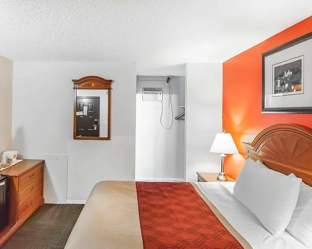 غرفة قياسية بسرير كوين، Econo Lodge Inn & Suites Drumheller 4/10
