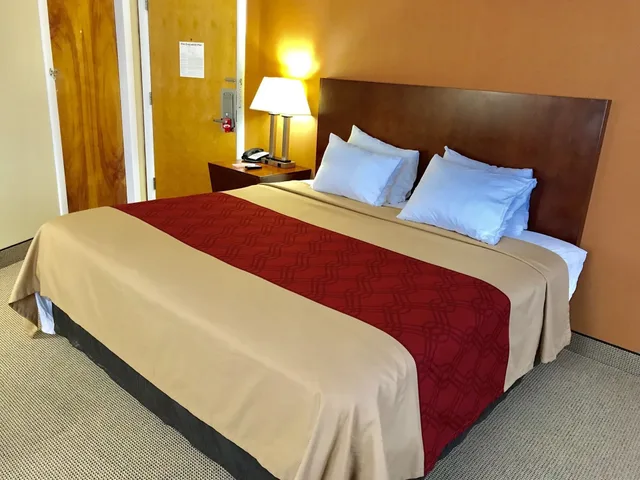 غرفة قياسية بسرير كينج، Econo Lodge Lakes Region 1/5