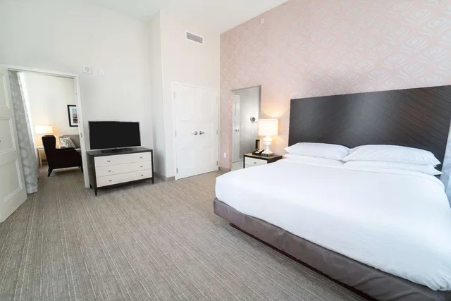 جناح ركني، Embassy Suites Louisville Downtown 2/3