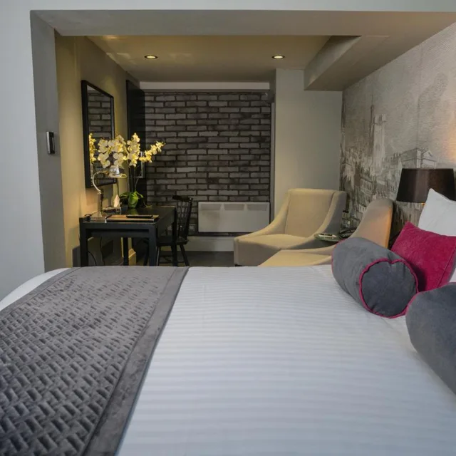 جناح جونيور، Grey Street Hotel 6/9