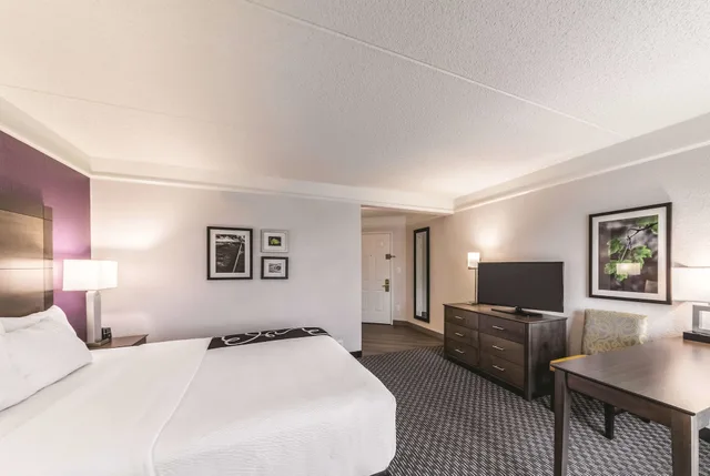 غرفة بسرير كينج لذوي الإعاقة، La Quinta Inn & Suites by Wyndham Austin Airport 1/4