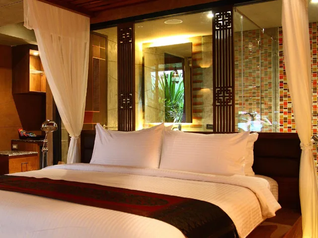 Suite, King Bed, Hot Tub, Fusion Suites 2/2