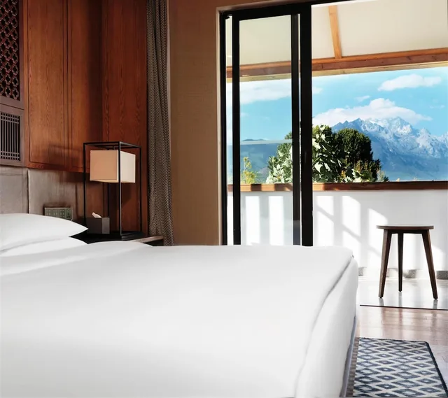 غرفة بسرير كينج بإطلالة على الجبل، Jinmao Purelax Lijiang, The Unbound Collection By Hyatt 2/2