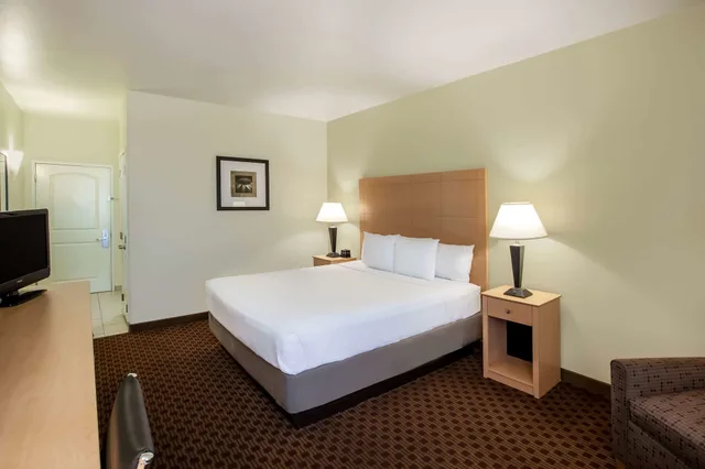 غرفة بسرير كينج لذوي الإعاقة، La Quinta Inn And Suites By Wyndham Odessa North 2/3