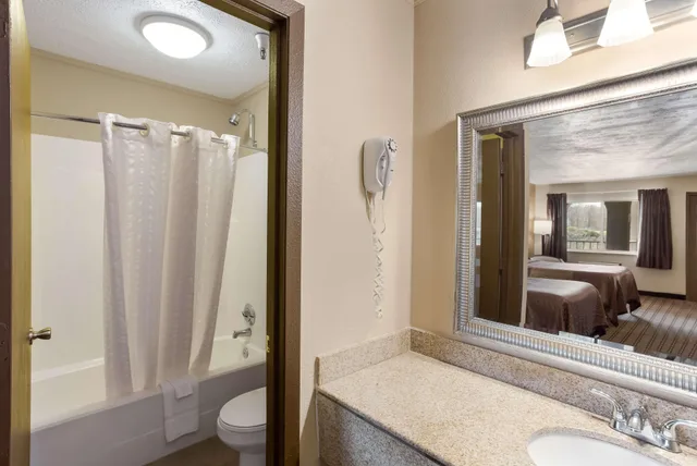 غرفة بسريرين مزدوجين، SureStay Hotel by Best Western Summersville 6/8