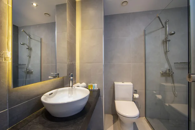 غرفة سوبيريور بسرير مزدوج بإطلالة على المسبح، Mayfair Hotel 5/8