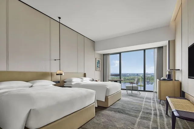 غرفة تنفيذية بسريرين منفصلين بإطلالة على البحيرة، Sheraton Chengdu Pidu 1/8