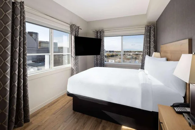 2 Bedrooms, Loft, Suite, 1 Queen and 2 King Beds، Baymont by Wyndham West Edmonton 1/3