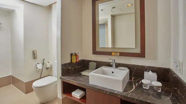 Standard, Twin Beds, Lounge Access, Holiday Inn & Suites Makati 4/6