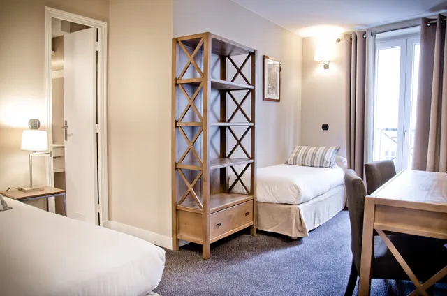 غرفة بسريرين منفصلين وسرير كوين، Hotel Grand Coeur Latin 2/8