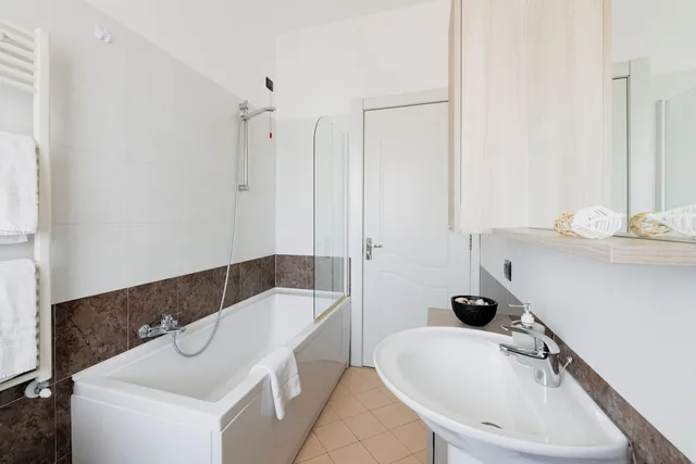 شقة ديلوكس بسرير كوين بشرفة بغرفة نوم واحدة مع أريكة، HQ Aparthotel Milano Inn - Smart Suites 7/8