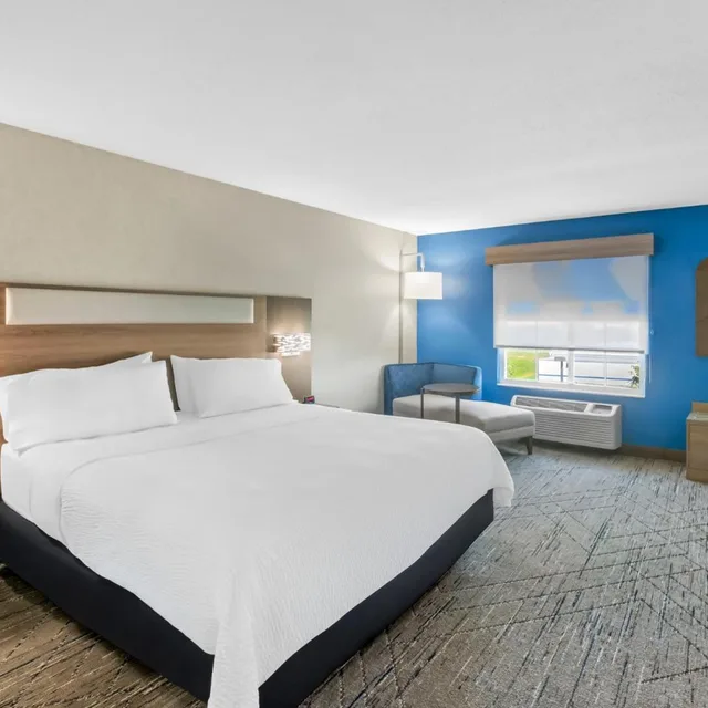 غرفة بسرير كينج بحوض جاكوزي، Holiday Inn Express Hotel And Suites Council Bluffs Conv Ctr Area 2/4