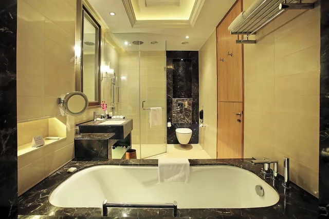 غرفة قياسية بسريرين منفصلين بإطلالة على المسبح للمدخنين، Crowne Plaza New Delhi Mayur Vihar Noida 5/5