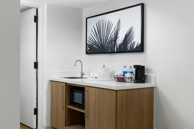 جناح بسرير كينج بإطلالة على المسبح، Hampton Inn Suites San Juan 6/6