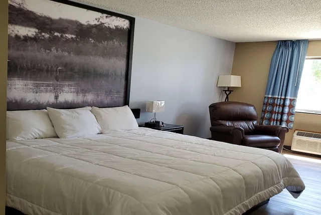 Business, Queen Bed, Super 8 Estherville 1/6