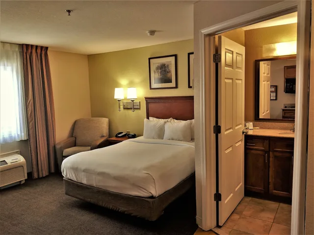 جناح بسرير كوين، Candlewood Suites Macon 1/1
